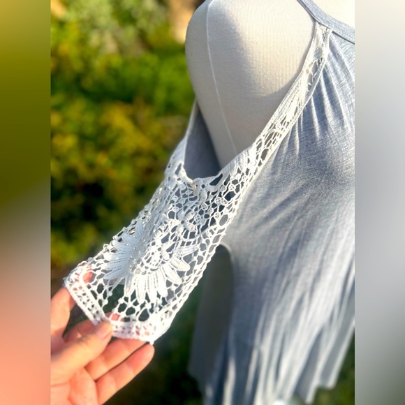 Light Gray Sleeveless Dress with Lace Detail - Picture 3 of 7